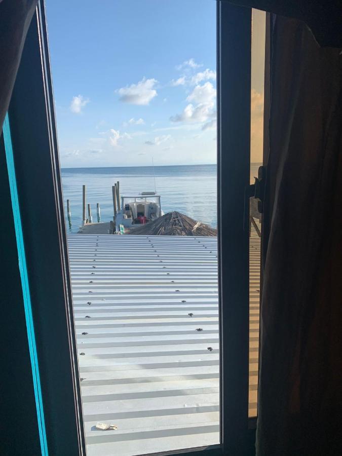 Paradise Divers Hotel Utila Exterior photo